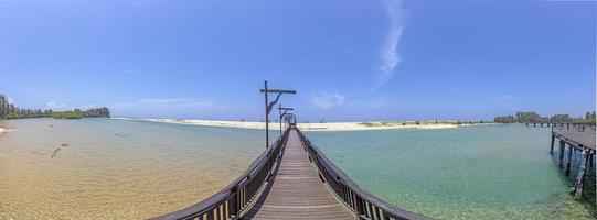 panorámico imagen a lo largo de madera puente terminado bo dan río a natai playa en Tailandia foto