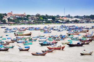 vietnamita pescar aldea, mui nordeste, Vietnam, Sureste Asia. paisaje con mar y tradicional vistoso pescar barcos a muina popular punto de referencia y turista destino de Vietnam. foto