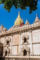 ananda templo en antiguo bagan, myanmar, s uno de de bagan mejor conocido y más hermosa templos foto