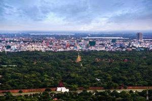 parte superior ver de ciudad desde mandalay colina a mandala, myanmar. foto