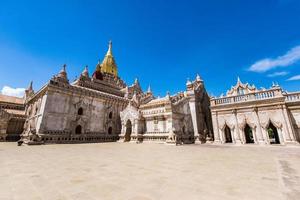 ananda templo en antiguo bagan, myanmar, s uno de de bagan mejor conocido y más hermosa templos foto