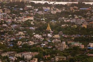 parte superior ver de ciudad desde mandalay colina a mandala, myanmar. foto