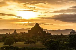 el puesta de sol de bagan, myanmar es un antiguo ciudad con miles de histórico budista templos y estupas foto