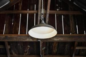 lámpara techo en madera casa foto