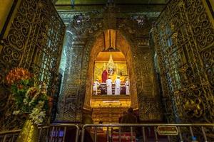 mandala, myanmar - jul 17, 2018-senior monje lavar el cara de Mahamuni Buda imagen a Mahamuni templo. el más muy venerado Buda imagen en el país. foto