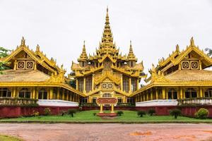 bolsa, myanmar - jul 20, 2018-kambawzathardi dorado palacio en bolsa, myanmar foto