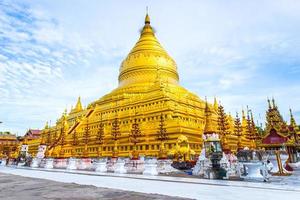 bagan, myanmar- jul 18, 2018-el shwezigon pagoda es un budista templo situado en nyaung-u, bagan, myanmar foto