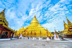 bagan, myanmar- jul 18, 2018-el shwezigon pagoda es un budista templo situado en nyaung-u, bagan, myanmar foto