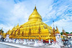 bagan, myanmar- jul 18, 2018-el shwezigon pagoda es un budista templo situado en nyaung-u, bagan, myanmar foto