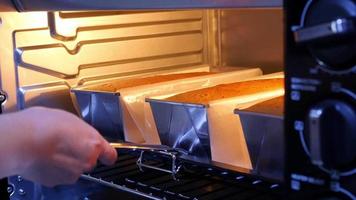 chef is nemen boter taart uit van de oven, feestelijk viering huis bakkerij maken concept video
