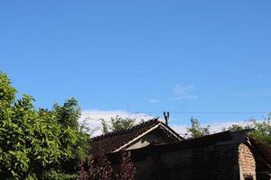 foto de el azul cielo encima el techo losas de el casa