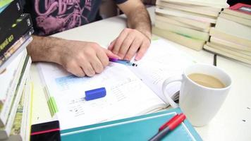 nervös Schüler Denken und Trinken Kaffee während studieren, nervös Schüler tippen seine Finger auf Tabelle Denken, selektiv Fokus video