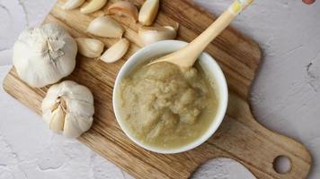 top visie van knoflook Plakken Aan tafel , video