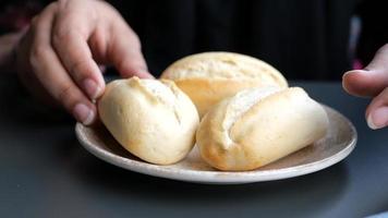 mulheres mão escolher uma testa pão video