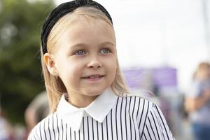 retrato de un pequeño niña rubia europeo tipo. foto