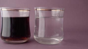 Vergleichen Sanft Getränke mit Glas von Wasser auf Tabelle video