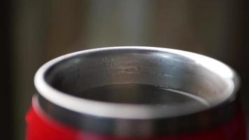 chaud l'eau dans une pot sur table , video