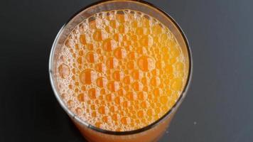 Orangensaft im Glas auf dem Tisch video