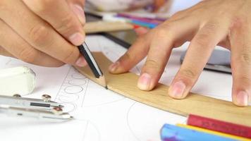 arquitectura estudiante dibujo con regla en papeleo, arquitectura estudiante limpia incorrecto dibujos con un borrador y sorteos ellos de nuevo con el correcto cálculos, selectivo atención video