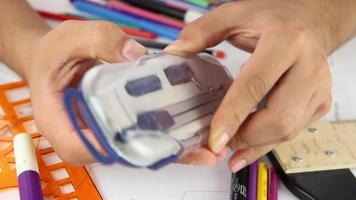 estudiante preparando dibujo proyecto usos brújulas, estudiante haciendo geométrico y preciso dibujos con un Brújula, selectivo atención video