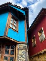 tradicional otomano casa en azul y rojo. antiguo foto