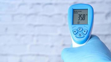 schließen oben von Mann Hand halt ein Digital Thermometer video