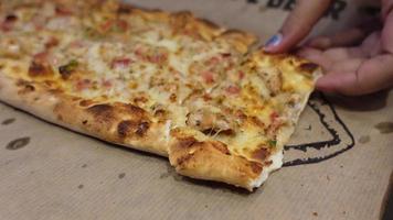 Mann Hand nehmen Scheibe von Käse Pizza video