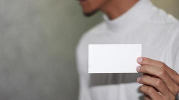 foto de blanco blanco tarjeta en mano