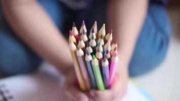 enfant main cueillette dessin des crayons, Haut vers le bas video