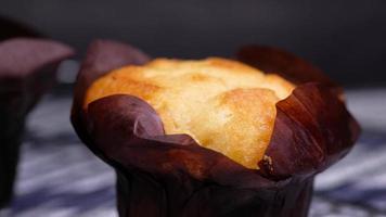 dichtbij omhoog van muffins Aan tafel geïsoleerd Aan zwart video