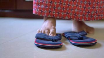 flickor fötter bär sandal på tidigt morgon- video