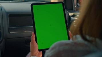 Dame en utilisant numérique tablette dans voiture video