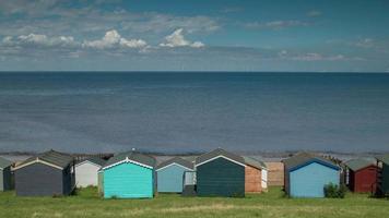 de praia cabanas de a mar dentro Inglaterra video