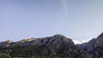 Montserrat bergen, Barcelona Spanje met wolken video