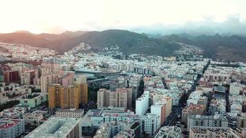 Visualizza a partire dal il altezza di il città di Santa Cruz de tenerife su il atlantico costa. tenerife, canarino isole, Spagna video