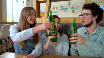 jung freunde sitzen im ein Cafe, trinken Kaffee und haben Spaß kommunizieren. schleppend Bewegung video