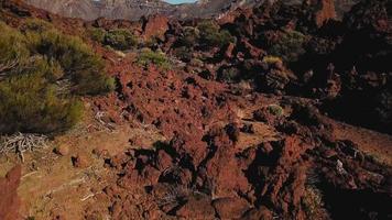 aereo Visualizza di il teide nazionale parco, volo al di sopra di il montagne e indurito lava. tenerife, canarino isole video