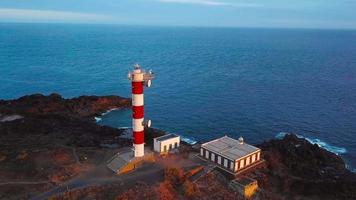 Visão a partir de a altura do a farol faro de rasca em a tenerife, canário ilhas, Espanha. selvagem costa do a atlântico video