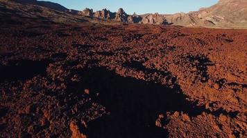 aérien vue de le teide nationale parc à coucher de soleil, vol plus de le montagnes et endurci lave. Ténérife, canari îles video