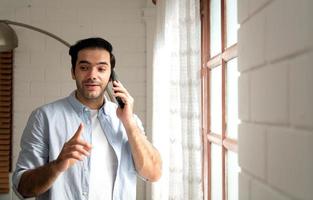 lgbt joven hombres utilizar ordenadores a comunicar con su colegas. en el dias a hogar no puedo Vamos afuera. foto