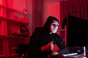 esta es el cara de un hacker quien es experto con operando sistemas y otro programas él será explotar defectos y incumplimiento el computadora sistema a porque daño. foto