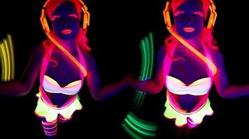 vrouw disco raver meisje poses in uv kostuum met spinnen LED poi lichten video