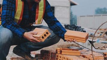 zwei Spezialisten prüfen Werbung, industriell Gebäude Konstruktion Seite? ˅. echt Nachlass Projekt mit bürgerlich Ingenieur, Investor verwenden Laptop. im das Hintergrund Kran, Wolkenkratzer Beton Schalung Frames video