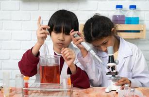 pequeño chico y niña en Ciencias salón de clases eso es el base para el proceso de sistemático pensamiento, razonamiento, observación, datos recopilación. como bien como análisis para Procesando foto