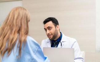 el médico hizo un diario chequeo y habló acerca de el grave enfermedad ese tenido sucedió a el muchacha. a saber el Progreso de tratamiento foto