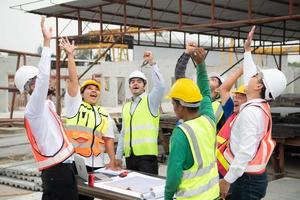 construcción ingenieros, arquitectos, y capataces formar un grupo. participar en un reunión a plan nuevo construcción proyectos salud a Rápido felicidad ese el evento estaba exitosamente logrado. foto