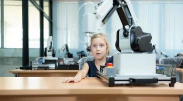 niños utilizando el mano robot tecnología, estudiantes son estudiando tecnología, cuales es uno de el vástago cursos foto