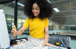 jovenes utilizando el mano robot tecnología son teniendo divertido aprendizaje el electrónico circuito tablero de mano robot tecnología, cuales es uno de el vástago cursos foto