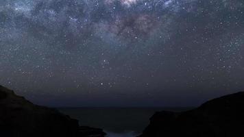 melkachtig manier heelal time-lapse Bij piha strand, nieuw Zeeland video