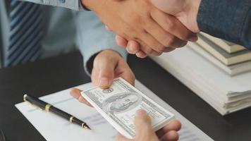 zaken en advocaten bespreken contractpapieren met koperen schaal op bureau in kantoor. wet, juridische diensten, advies, rechtvaardigheid en wet concept foto met film grain effect video